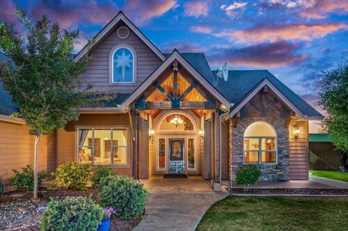 Mountain Elegance w/ pool, spa, projector