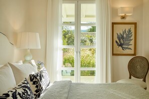 4 bedrooms, iron/ironing board, free Internet, bed sheets