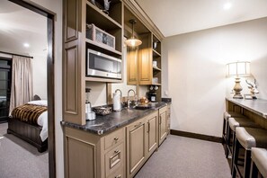 Réfrigérateur, micro-ondes, cafetière/bouilloire, grille-pain