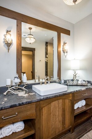 Baignoire, sèche-cheveux, serviettes fournies