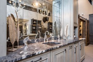 Baignoire, sèche-cheveux, serviettes fournies