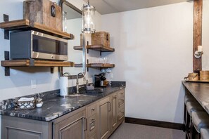 Réfrigérateur, micro-ondes, cafetiÚre/bouilloire, grille-pain