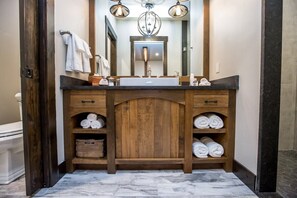 Baignoire, sĂšche-cheveux, serviettes fournies