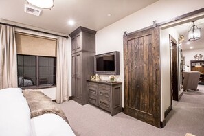 1 bedroom, desk, WiFi