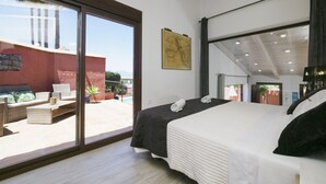 A bedroom with a large bed, a view of a pool, and a balcony. - Cubo's Finca Las Palmeras / Private pool / Free Wifi (Alhaurin de la Torre)