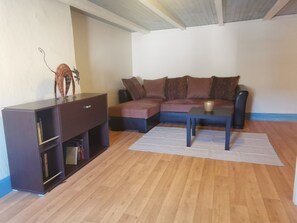 TV, books - Vacation cottage 6/8 persons (Menat)