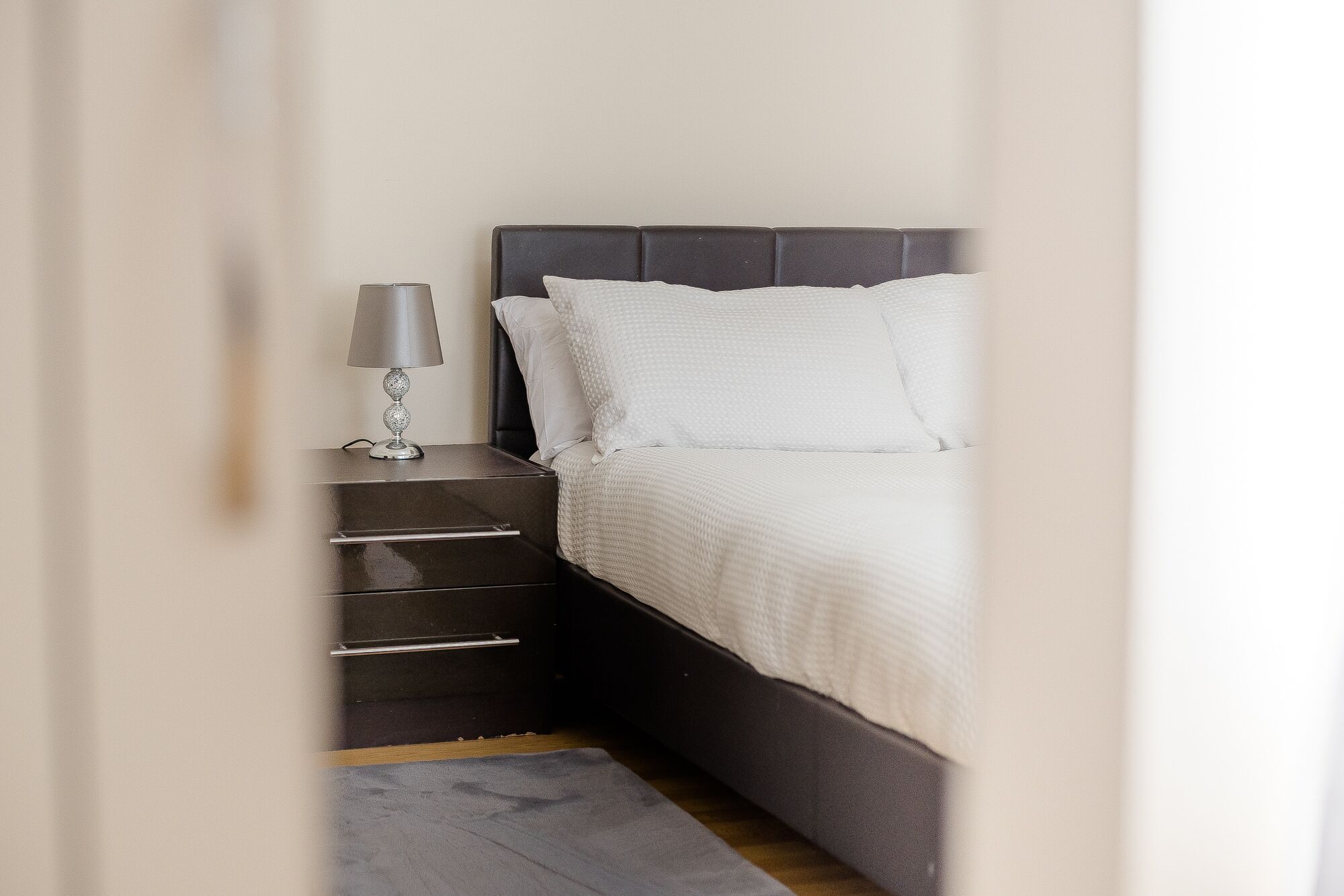 3 bedrooms, desk, WiFi, bed sheets