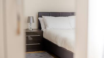 3 bedrooms, desk, WiFi, bed sheets