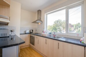 Fridge, microwave, oven, stovetop - Birmingham Lodge (Northfield)