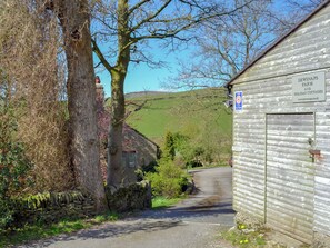 Exterior - Dewsnap Spring- RTT4 (Chinley, near Chapel-en-le-Frith)