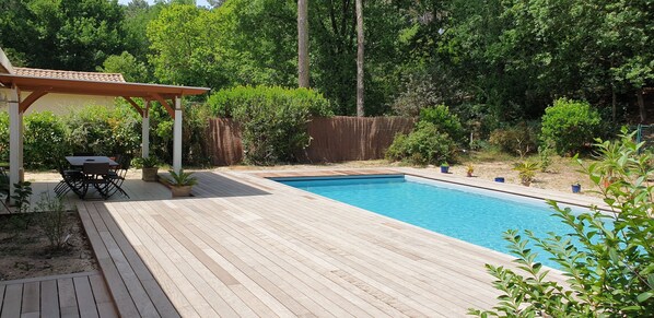 Utendørsbasseng og et oppvarmet basseng