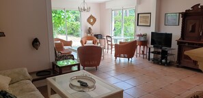 Televisio, pöytätennispöytä, tulostin