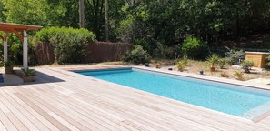 Utendørsbasseng og et oppvarmet basseng