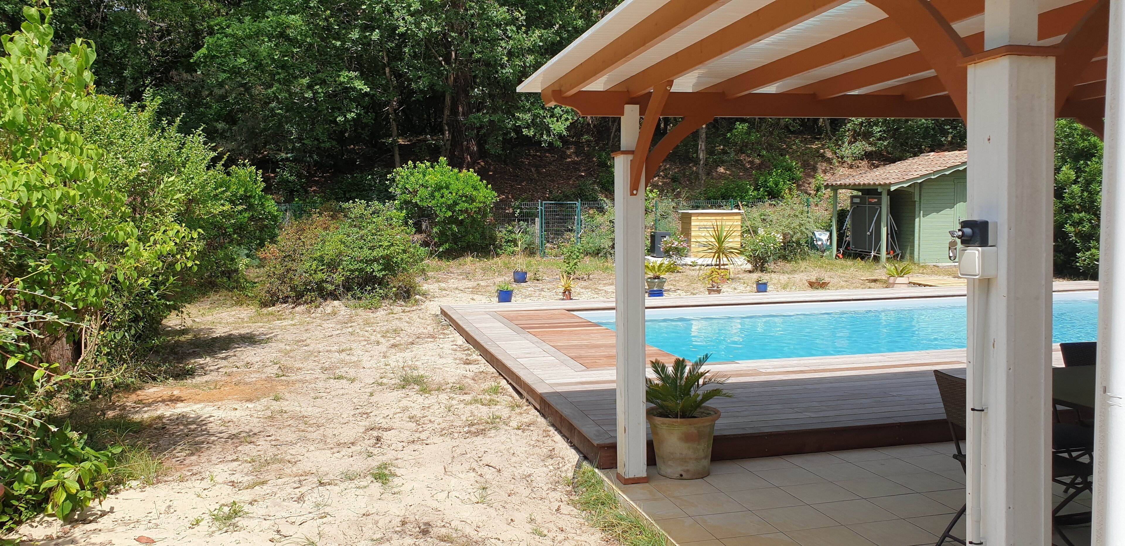 Utendørsbasseng og et oppvarmet basseng