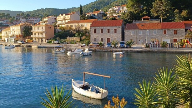 A coastal town with stone buildings, a marina with several boats, and a clear blue sky. - Bertie's Lodge - Two Bedroom Apartment with Terrace and Sea View (Smokvica)