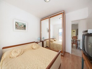 1 chambre, fer et planche à repasser, accès Internet, draps fournis
