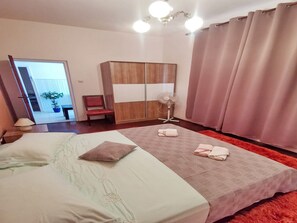 4 makuuhuonetta, silitysrauta/-lauta, internet, vuodevaatteet