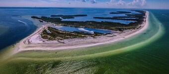 Tarpon Springs Tropical House- 3 Bedroom/2 full bathrooms!