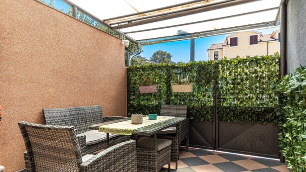 An outdoor patio with wicker furniture and a checkered floor. - Apartments Keka - Studio Apartment (Kastel Sucurac)