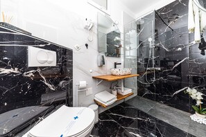 Dusche, Haartrockner, Handtücher