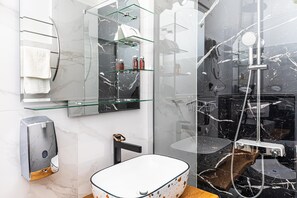 Shower, hair dryer, towels - Apartments Keka - One Bedroom Apartment (Kastel Sucurac)