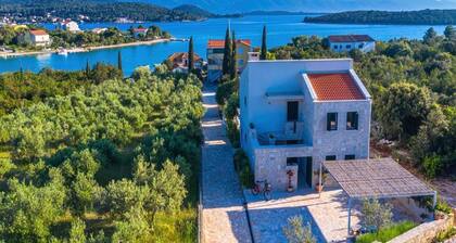 Villa Vera -Three Bedroom Villa with Terrace