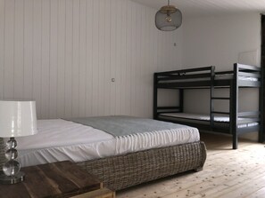 3 bedrooms, desk, iron/ironing board, travel crib - Charming village house in the heart of Ars-en-Ré (Ars-en-Ré)