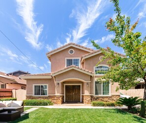 Exterior - Pasadena Luxury Smart New House 4B3.5B w/Theatres (Pasadena)