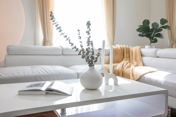 Smart TV - Pasadena Luxury Smart New House 4B3.5B w/Theatres (Pasadena)