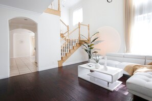 Smart TV - Pasadena Luxury Smart New House 4B3.5B w/Theatres (Pasadena)