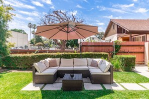 Terrace/patio - Pasadena Luxury Smart New House 4B3.5B w/Theatres (Pasadena)