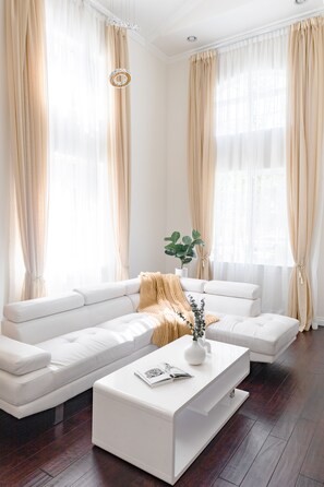 Smart TV - Pasadena Luxury Smart New House 4B3.5B w/Theatres (Pasadena)