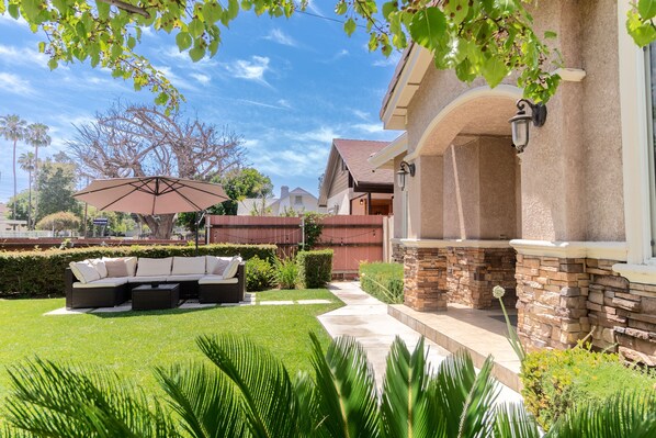 Property grounds - Pasadena Luxury Smart New House 4B3.5B w/Theatres (Pasadena)