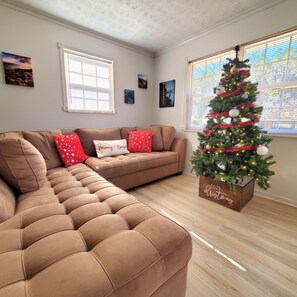 Smart TV, video games - Private/Between PF & Knox/DOG friendly/creek/large yard (Seymour)
