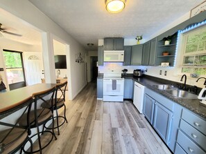 ثلاجة، ميكروويف، فرن، موقد طهي مسطح