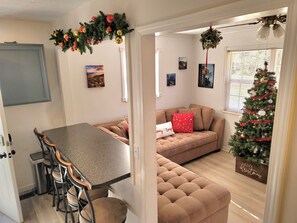 Smart TV, video games - Private/Between PF & Knox/DOG friendly/creek/large yard (Seymour)