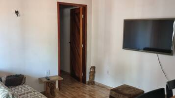Flat com entrada por fora da Pousada | Cofres nos quartos, individualmente decorados