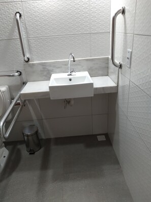 Deluxe Double Room | Bathroom | Shower, towels - Pousada Mar e Sol (Tibau do Sul)