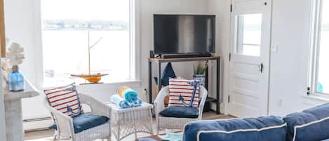 Televisión, chimenea y oficina