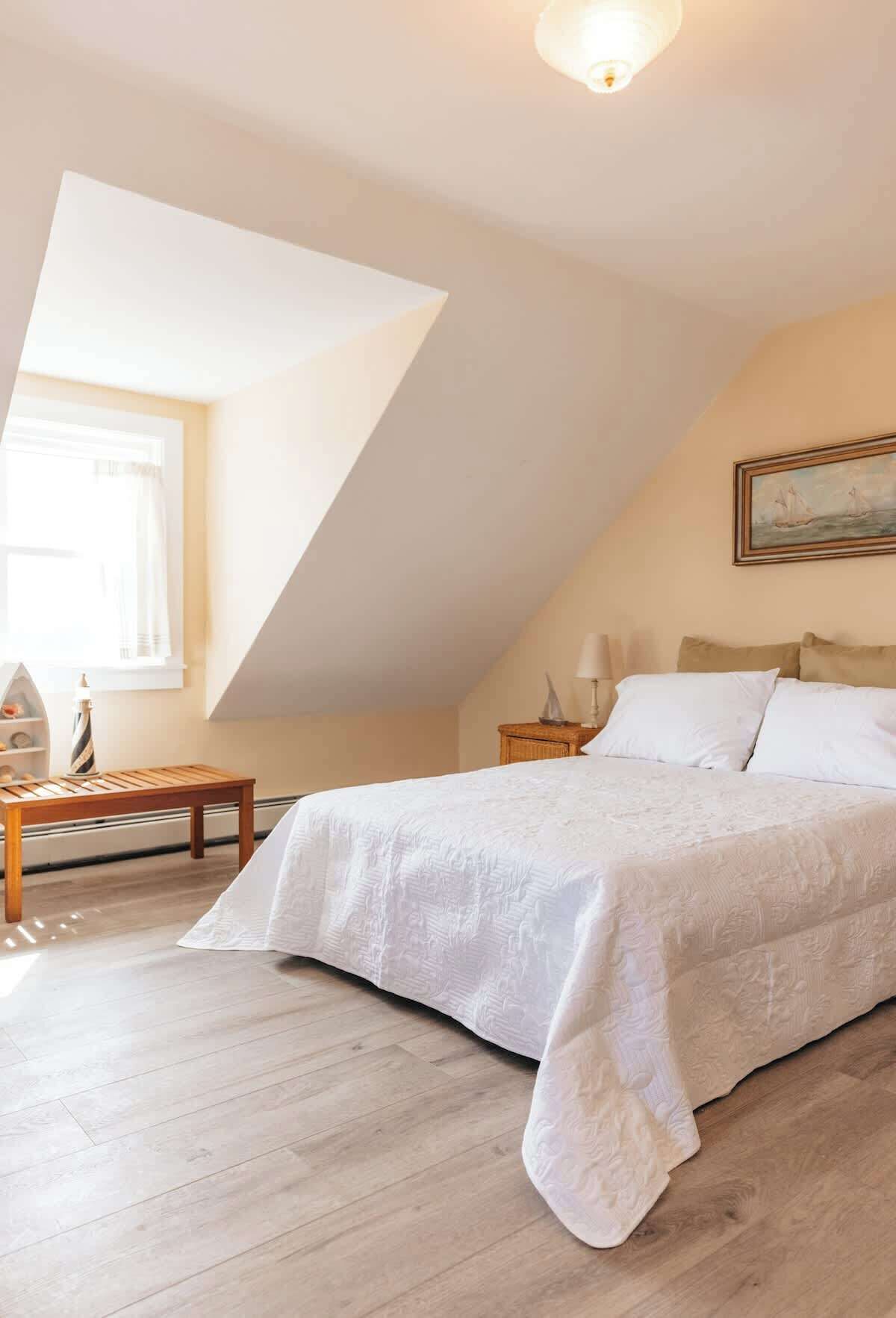 2 bedrooms, desk, iron/ironing board, WiFi