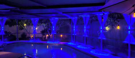 Utomhuspool och uppvärmd pool