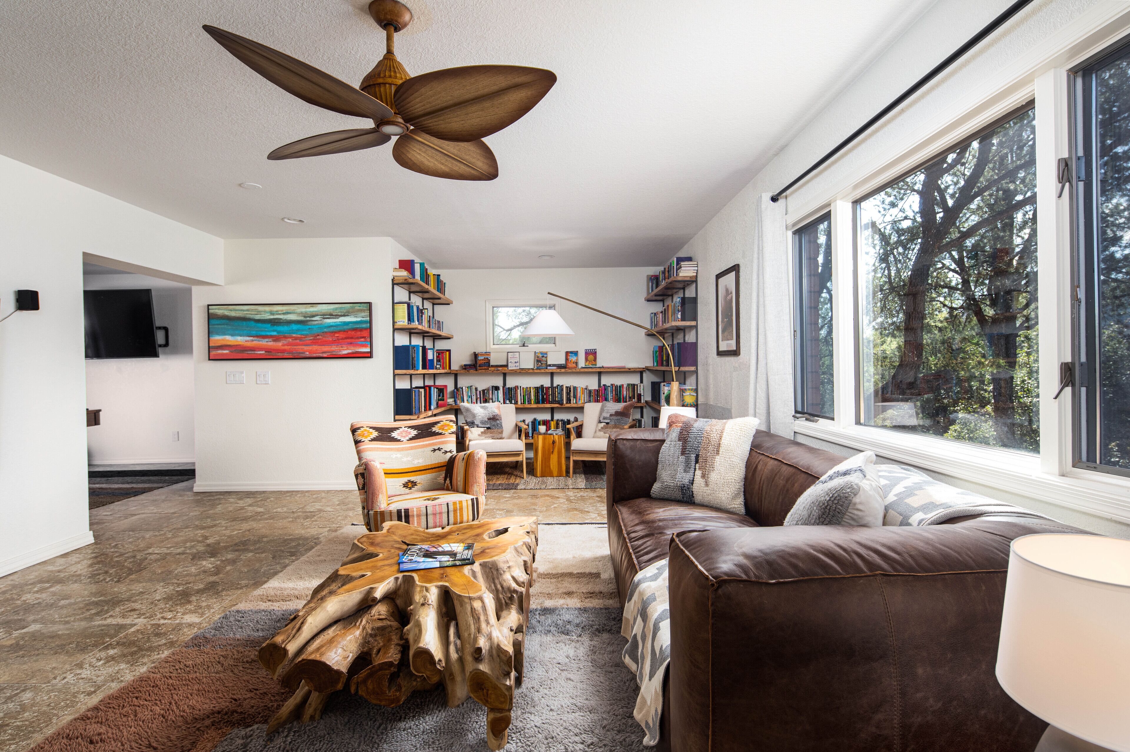 TV connectée, cheminée, livres, chaîne hi-fi