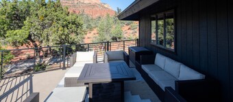 A large luxury red rock escape. Minutes from hiking! Pool, hot tub, and yoga