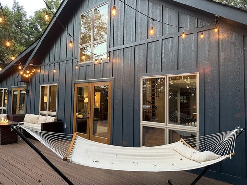 VIEWS! Sunset l Large Deck l 2mi to Downtown