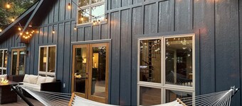 VIEWS! Sunset l Large Deck l 2mi to Downtown