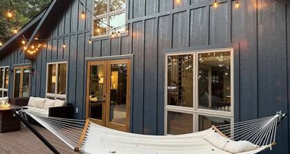 VIEWS! Sunset l Large Deck l 2mi to Downtown