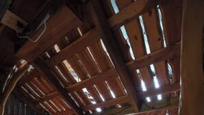 Ein rustikales Interieur mit einer Holztheke, einer Texas-Flagge und einer gemütlichen Sitzecke.