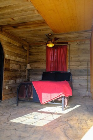 1 bedroom, bed sheets