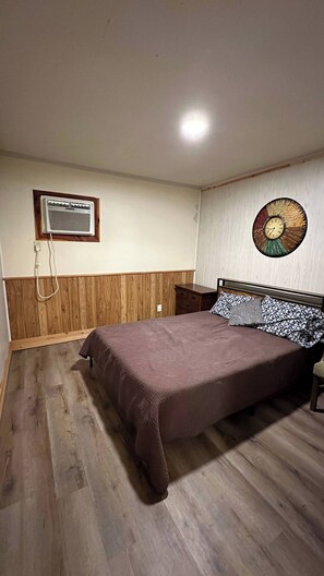 2 bedrooms, bed sheets - Redwood Cabin @ Yellow Rose Canyon (Mount Enterprise)