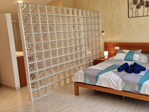 4 makuuhuonetta, ilmainen Wi-Fi, vuodevaatteet